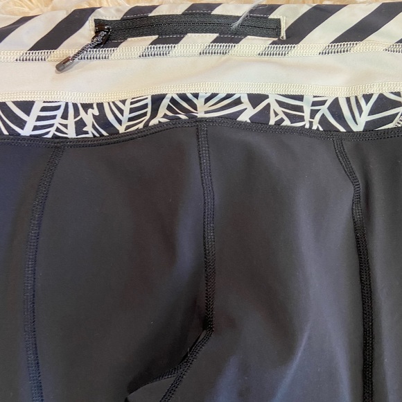 Lululemon Run: Inspire Crop II in Black / Pretty Palm Black Angel Wing Size 6 - Picture 6 of 8